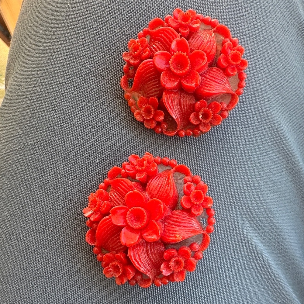 Midcentury clip on earrings.